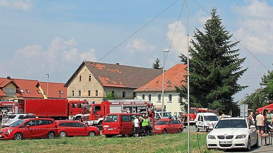 Feuerwehren, Polizei und THW sichern in einem Umkreis von einem Kilometer die Absturzstelle.