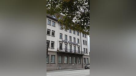 Im Juli wurde die Unterkunft Straubing-Mitte am Stadtgraben umstrukturiert, heißt: Die eigentlichen 70 Bewohner wurden umquartiert. Die Regierung von Niederbayern wollte Platz schaffen für Kriegsflüchtlinge aus der Ukraine. Derzeit wohnen hier 100 Menschen. Im Juli wurde die Unterkunft Straubing-Mitte am Stadtgraben umstrukturiert, heißt: Die eigentlichen 70 Bewohner wurden umquartiert. Die Regierung von Niederbayern wollte Platz schaffen für Kriegsflüchtlinge aus der Ukraine. Derzeit wohnen hier 100 Menschen.