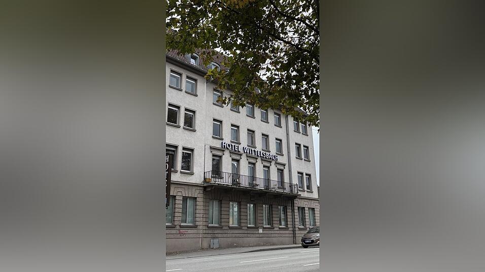 Im Juli wurde die Unterkunft Straubing-Mitte am Stadtgraben umstrukturiert, heißt: Die eigentlichen 70 Bewohner wurden umquartiert. Die Regierung von Niederbayern wollte Platz schaffen für Kriegsflüchtlinge aus der Ukraine. Derzeit wohnen hier 100 Menschen. Im Juli wurde die Unterkunft Straubing-Mitte am Stadtgraben umstrukturiert, heißt: Die eigentlichen 70 Bewohner wurden umquartiert. Die Regierung von Niederbayern wollte Platz schaffen für Kriegsflüchtlinge aus der Ukraine. Derzeit wohnen hier 100 Menschen.