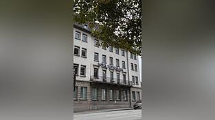 Im Juli wurde die Unterkunft Straubing-Mitte am Stadtgraben umstrukturiert, heißt: Die eigentlichen 70 Bewohner wurden umquartiert. Die Regierung von Niederbayern wollte Platz schaffen für Kriegsflüchtlinge aus der Ukraine. Derzeit wohnen hier 100 Menschen. Im Juli wurde die Unterkunft Straubing-Mitte am Stadtgraben umstrukturiert, heißt: Die eigentlichen 70 Bewohner wurden umquartiert. Die Regierung von Niederbayern wollte Platz schaffen für Kriegsflüchtlinge aus der Ukraine. Derzeit wohnen hier 100 Menschen.