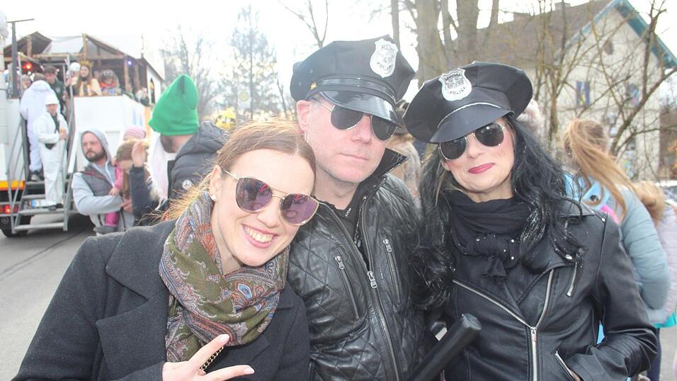 Viele Faschings-Fans haben sich am Samstag den Umzug in Langenbach angesehen. Viele Faschings-Fans haben sich am Samstag den Umzug in Langenbach angesehen.