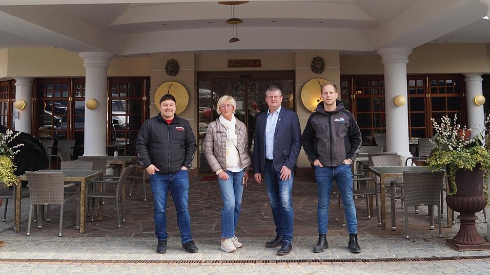 Betriebsleiterin Marianne G&ouml;stl und B&uuml;rgermeister Heinz Niedermayer (2.v.r.) freuen sich auf die Teiler&ouml;ffnung des Wellness & Sporthotels Bayerischer Hof am Gr&uuml;ndonnerstag. Mit im Bild sind die Firmeninhaber Johannes G&ouml;stl und Matthias Weber, die mit ihren Mitarbeitern den abgeschotteten Geb&auml;udetrakt der Brandnacht fertigstellen.
