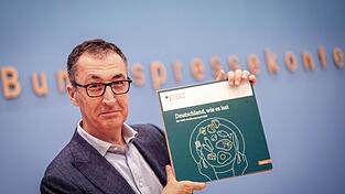 Landwirtschaftsminister Cem &Ouml;zdemir (Gr&uuml;ne) stellt den Ern&auml;hrungsreport 2024 auf einer Pressekonferenz vor.