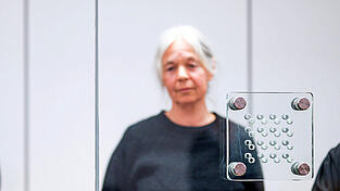 In dem mit Panzerglas gesicherten Raum wird Daniela Klette wahrscheinlich viele Tage verbringen. Vor der ehemaligen RAF-Terroristin liegt ein langer Prozess. In dem mit Panzerglas gesicherten Raum wird Daniela Klette wahrscheinlich viele Tage verbringen. Vor der ehemaligen RAF-Terroristin liegt ein langer Prozess.