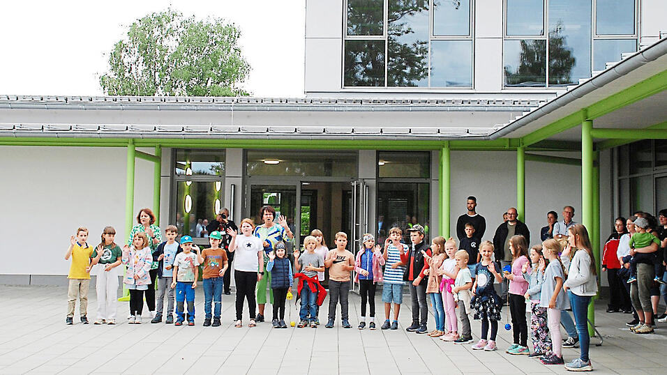 Lieder f&uuml;r die Jury gab es von Gro&szlig; und Klein. So lie&szlig; beim Gasthaus Gunda H&auml;uslbetz der M&auml;nnergesangsverein seine Stimmen erschallen, beim Rundgang sangen die Kindergartenkinder oder auch die M&auml;dchen und Buben, die in Haselbach in die Grundschule gehen (Bild).