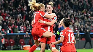 Glodis Viggosdottir (links) lässt sich für den Siegtreffer feiern. Glodis Viggosdottir (links) lässt sich für den Siegtreffer feiern.