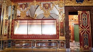 Die bei einem Einbruch beschädigte Vitrine im Juwelenzimmer im Historischen Grünen Gewölbe im Dresdner Schloss der Staatlichen Kunstsammlungen Dresden (SKD). Die bei einem Einbruch beschädigte Vitrine im Juwelenzimmer im Historischen Grünen Gewölbe im Dresdner Schloss der Staatlichen Kunstsammlungen Dresden (SKD).