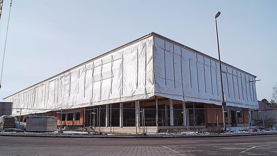 Die Vilstalhalle in Vilsbiburg wird saniert. Den aktuellen Planungen zufolge soll sie im Juni 2026 bezugsfertig sein.