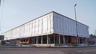 Die Vilstalhalle in Vilsbiburg wird saniert. Den aktuellen Planungen zufolge soll sie im Juni 2026 bezugsfertig sein.