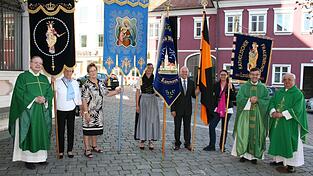 Abordnungen verbundener Vereine (v. l.: Frauenbund Zeholfing, Mütterverein Landau, Mütterverin Kammern, Kolpingsfamilie Landau, Frauenbund Landau) waren zum Jubiläumsgottesdienst mit Festprediger Domdekan Dr. Hans Bauernfeind (l.), Stadtpfarrer August Lindmeier (2.v.r.) und Ruhestandspfarrer Josef Thomys (r.) gekommen.