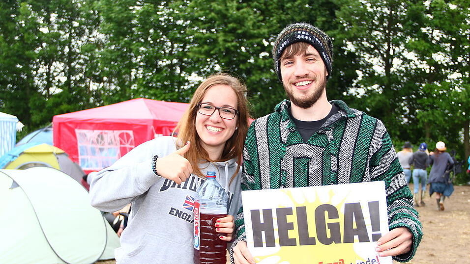 Die Besucher des Pfingst-Open-Airs in Salching sind schon in Feierlaune, aufgenommen von David Voltz am Freitag.