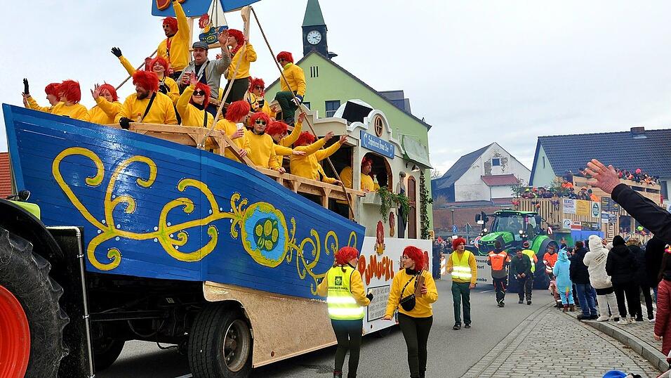 Einen Motivwagen zum Thema 'Pumuckl' pr&auml;sentieren die Faschingsfreunde aus dem Eck der drei Landkreise Kelheim, Regensburg und Straubing-Bogen. Einen themengleichen Motivwagen hatten die Faschingsfreunde aus Obers&uuml;&szlig;bach.