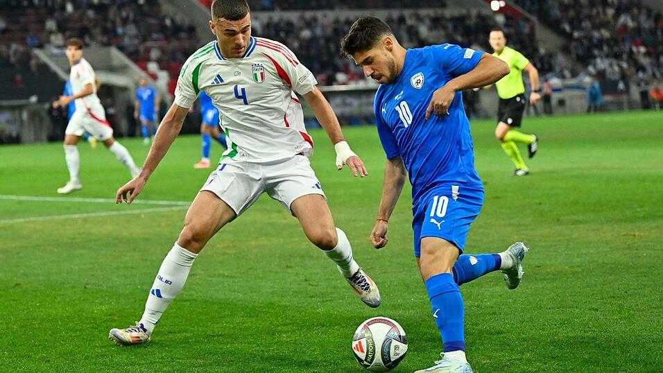 Israels Fußballer um Manor Solomon (r) sollen nach dem Willen von UN-Experten von internationalen Turnieren ausgeschlossen werden.