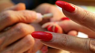 Abseits aller geltenden Standards arbeitete ein Nagelstudio im Landkreis, das der Zoll im vergangenen Jahr genauer unter die Lupe nahm. (Symbolbild)