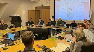 Die Mehrheit im Gemeinderat war am Ende der Beratung einer Meinung: Mit den Zugest&auml;ndnissen der Tennet sei die L&ouml;sung jetzt mit dem Verkauf vermutlich besser, als wenn man es auf ein Planfeststellungsverfahren ankommen lassen w&uuml;rde.  Foto: Stefanie Wieser