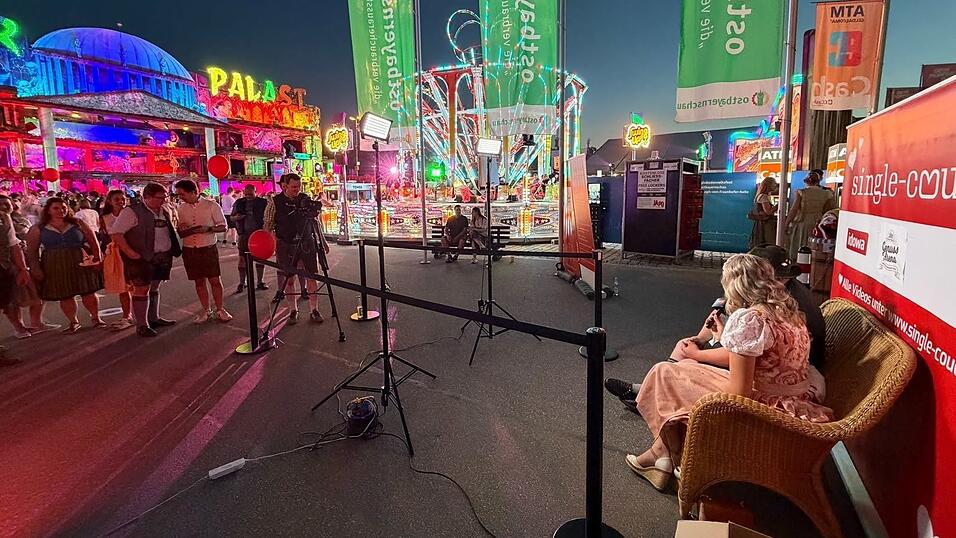 Der Samstag war bei der Single Couch auf dem Gäubodenvolksfest wie gewohnt der stärkste Tag: 40 Singles haben am zweiten Tag neben Annabel Platz genommen. Der Samstag war bei der Single Couch auf dem Gäubodenvolksfest wie gewohnt der stärkste Tag: 40 Singles haben am zweiten Tag neben Annabel Platz genommen.
