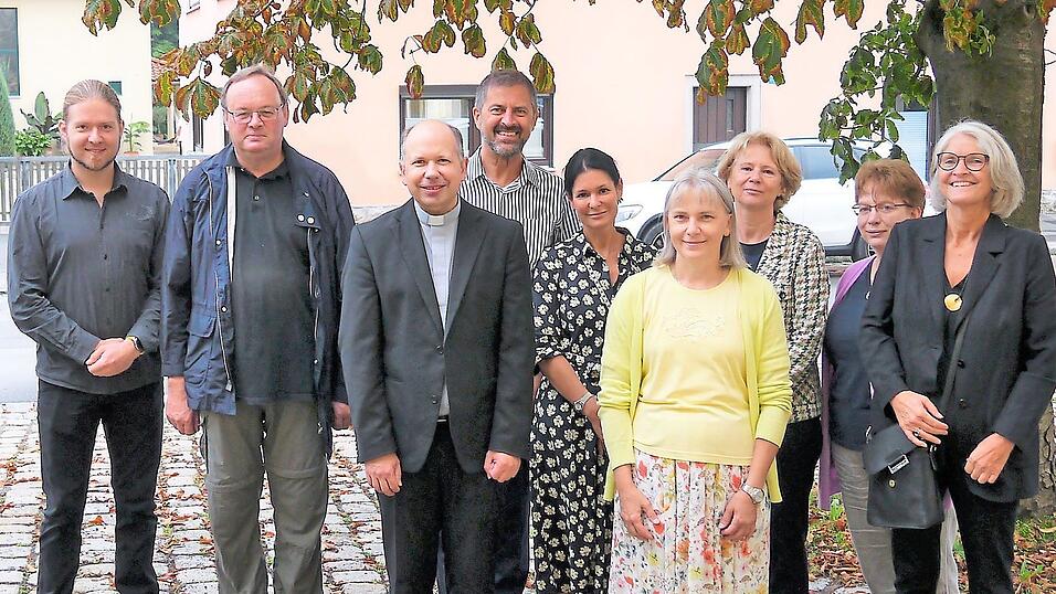 Pfarrer Stefan Brunner (Mitte) und seine Pfarhaushälterin Christine Schemmerer (vorn mit gelber Weste) zusammen mit Vertretern von Pfarrgemeinderat und Kirchenverwaltung sowie Stadtpfarrer Karl-Heinz Seidl (Zweiter von links) und Gemeindereferetn Martin Kellberger (ganz links). Pfarrer Stefan Brunner (Mitte) und seine Pfarhaushälterin Christine Schemmerer (vorn mit gelber Weste) zusammen mit Vertretern von Pfarrgemeinderat und Kirchenverwaltung sowie Stadtpfarrer Karl-Heinz Seidl (Zweiter von links) und Gemeindereferetn Martin Kellberger (ganz links).
