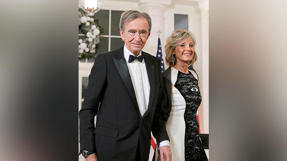 In den Ranglisten über das geschätzte Vermögen der Superreichen hat der französische Luxusmagnat Bernard Arnault, hier mit seiner Frau Helene Mercier-Arnault, den Twitter- und Tesla-Chef Musk überholt. In den Ranglisten über das geschätzte Vermögen der Superreichen hat der französische Luxusmagnat Bernard Arnault, hier mit seiner Frau Helene Mercier-Arnault, den Twitter- und Tesla-Chef Musk überholt.