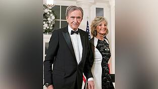 In den Ranglisten über das geschätzte Vermögen der Superreichen hat der französische Luxusmagnat Bernard Arnault, hier mit seiner Frau Helene Mercier-Arnault, den Twitter- und Tesla-Chef Musk überholt.