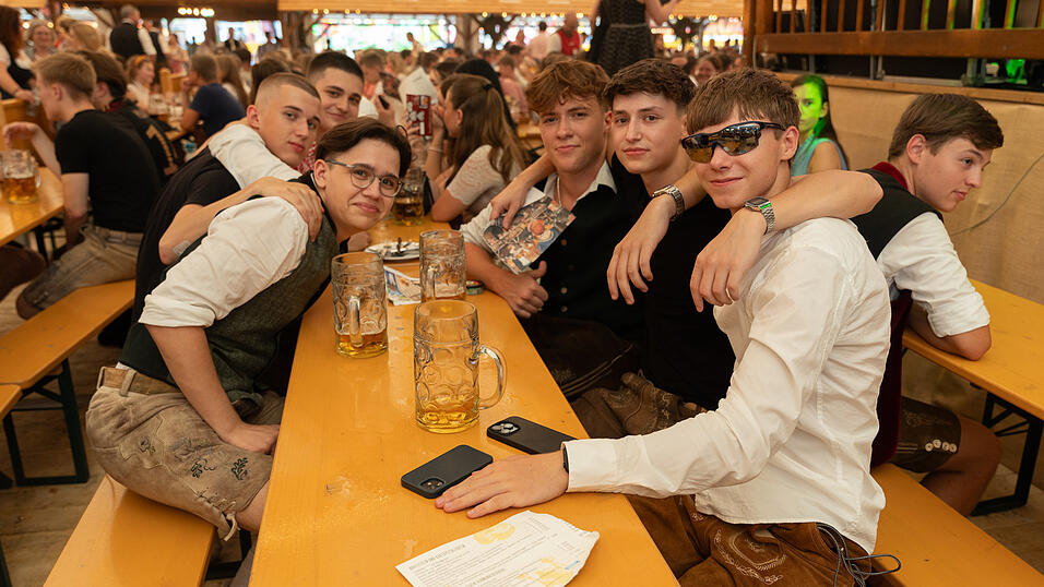 Die Partybilder vom Montag, 21. August 2023, aus dem Festzelt Nothaft. Die Partybilder vom Montag, 21. August 2023, aus dem Festzelt Nothaft.