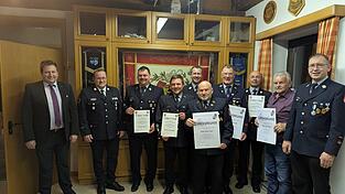 Ein Teil der Geehrten mit Bürgermeister Andreas Eckl (v.l.), KBM Marco Dietl, Vorsitzendem Martin Heiland (6.v.r.) und Kommandant Thomas Santl (r.).