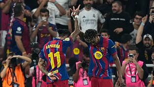 Barcelonas Raphinha (l) feiert mit Teamkollege Lamine Yamal den F&uuml;hrungstreffer.