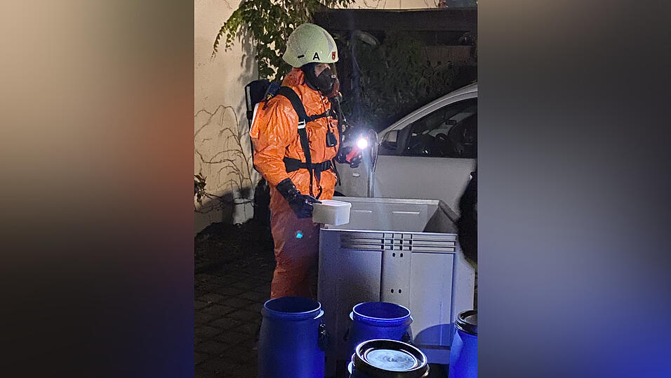 Die Langenpreisinger Feuerwehrleute haben in Schutzanzügen die Chemikalien im Fahrzeug begutachtet und identifiziert. Die Langenpreisinger Feuerwehrleute haben in Schutzanzügen die Chemikalien im Fahrzeug begutachtet und identifiziert.