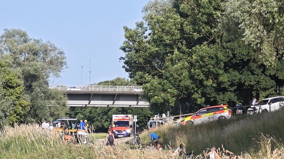 Die DLRG war mit Booten und Tauchern im Einsatz sowie die Polizei mit Booten.