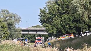 Die DLRG war mit Booten und Tauchern im Einsatz sowie die Polizei mit Booten.