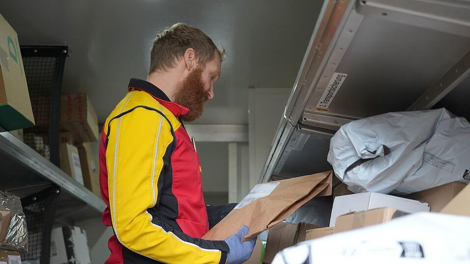 Mehr als 200 Pakete f&auml;hrt der Paketbote t&auml;glich in der Weihnachtszeit aus.