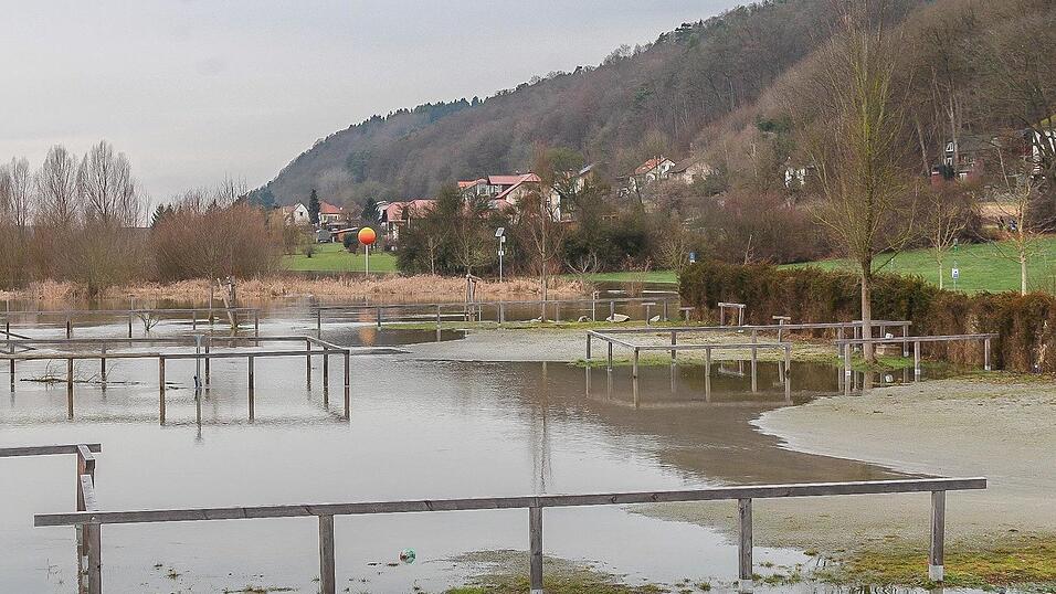 Auch in Vilshofen stieg die Donau &uuml;ber die Ufer.