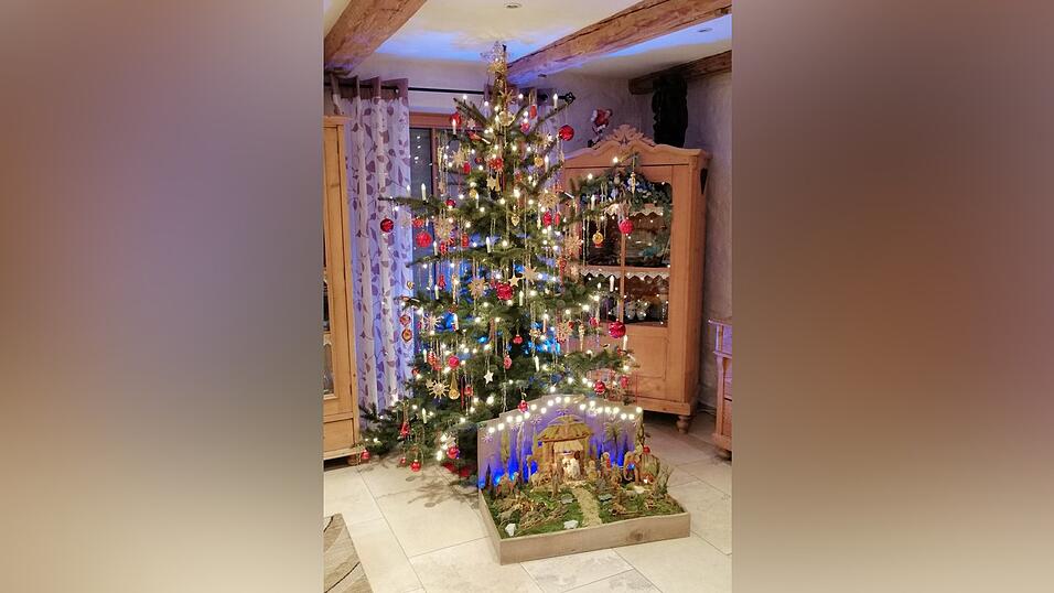 Ein geschm&uuml;ckter Baum mit Krippe steht bei Florian Macht.
