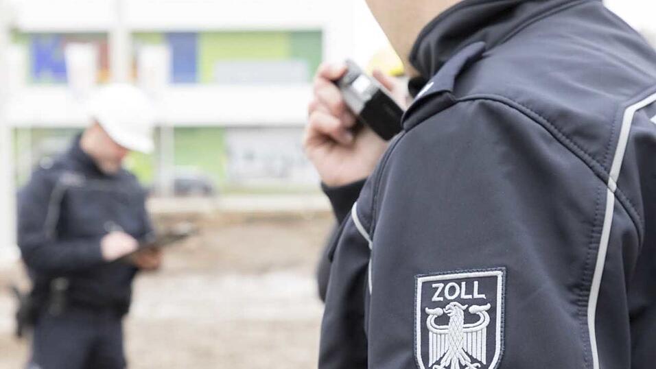 Insgesamt führten 37 Zöllner 122 Personenbefragungen und zehn Geschäftsunterlagenprüfungen durch. Insgesamt führten 37 Zöllner 122 Personenbefragungen und zehn Geschäftsunterlagenprüfungen durch.