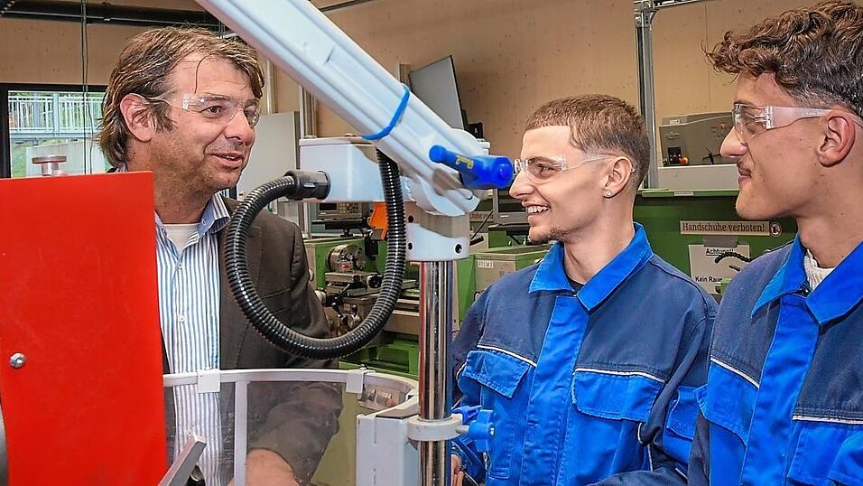 Rede und Antwort steht der neue Schulleiter des Berufsschulzentrums, Hubert Ramesberger (links). Rede und Antwort steht der neue Schulleiter des Berufsschulzentrums, Hubert Ramesberger (links).