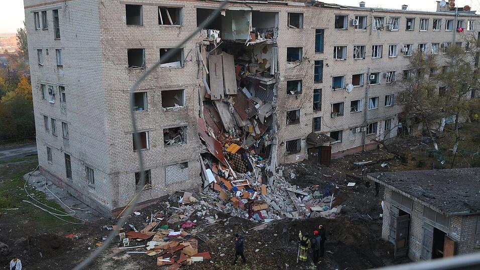 Mehr als ein Dutzend Menschen sind bei dem neuen russischen Angriff in Saporischschja verletzt worden. Mehr als ein Dutzend Menschen sind bei dem neuen russischen Angriff in Saporischschja verletzt worden.