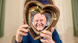 Ab nächster Woche verbindet Lauerer nicht mehr zwei Herzen fürs Leben. Über 2.000 Trauungen hat er als Standesbeamter geschlossen. Ab nächster Woche verbindet Lauerer nicht mehr zwei Herzen fürs Leben. Über 2.000 Trauungen hat er als Standesbeamter geschlossen.