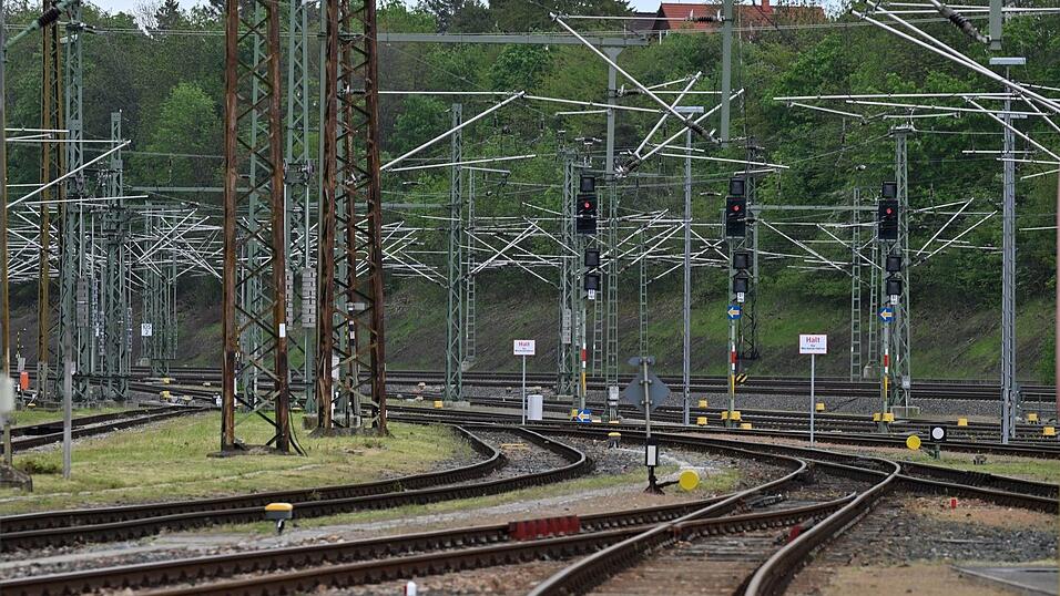 Die DB saniert ihr Streckennetz. In den kommenden vier Wochen bedeutet das Fahrplanänderungen zwischen München und Füssen. (Symbolbild) Die DB saniert ihr Streckennetz. In den kommenden vier Wochen bedeutet das Fahrplanänderungen zwischen München und Füssen. (Symbolbild)