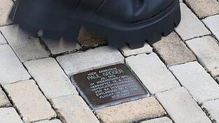 In Heidenau sollen künftig keine Stolpersteine mehr im öffentlichen Straßenraum verlegt werden. In Heidenau sollen künftig keine Stolpersteine mehr im öffentlichen Straßenraum verlegt werden.