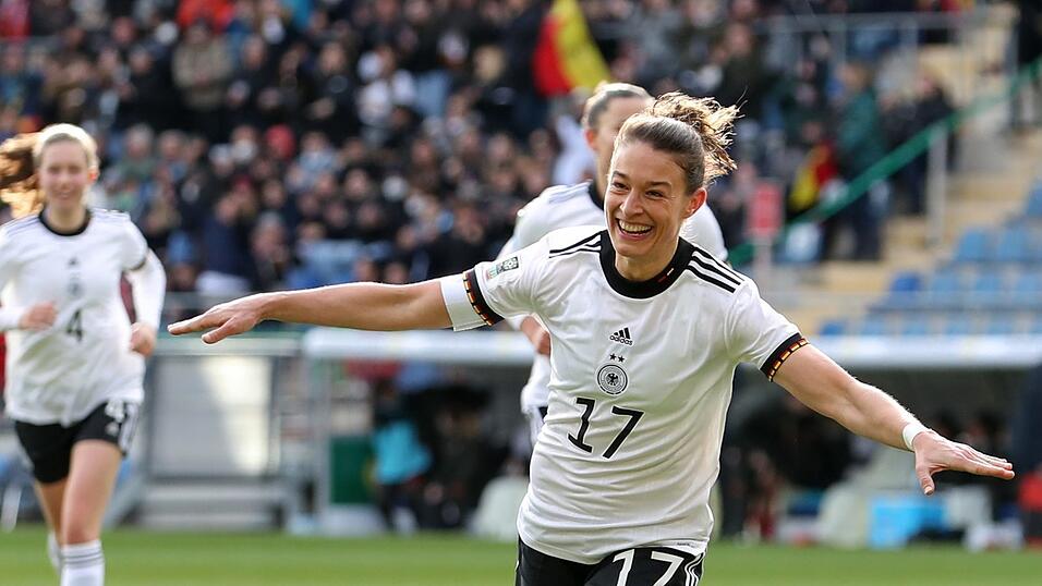 Unsere Nummer 17: Abwehrspielerin Felicitas Rauch / VfL Wolfsburg / 21 Länderspiele / 3 Tore Unsere Nummer 17: Abwehrspielerin Felicitas Rauch / VfL Wolfsburg / 21 Länderspiele / 3 Tore