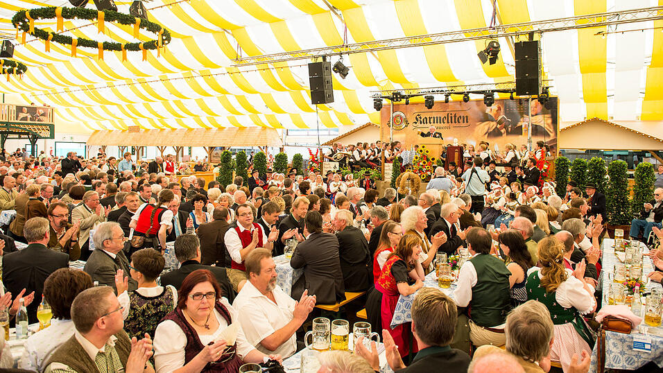 Alle Infos und Bilder gibt es hier.Foto: Mathias AdamImpressionen von der Volksfest-Eröffnung im Nothaft-Festzelt. Alle Infos und Bilder gibt es hier.Foto: Mathias AdamImpressionen von der Volksfest-Eröffnung im Nothaft-Festzelt.