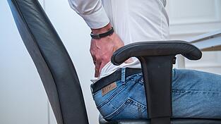 Schmerzen vorbeugen: Die Sitzposition am besten häufig wechseln.