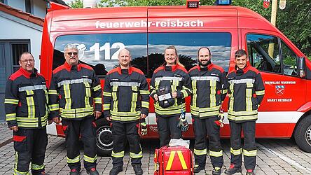 Bei der Freiwilligen Feuerwehr Reisbach sind 15 speziell geschulte Kr&auml;fte im Defi-Zubringer-Team.