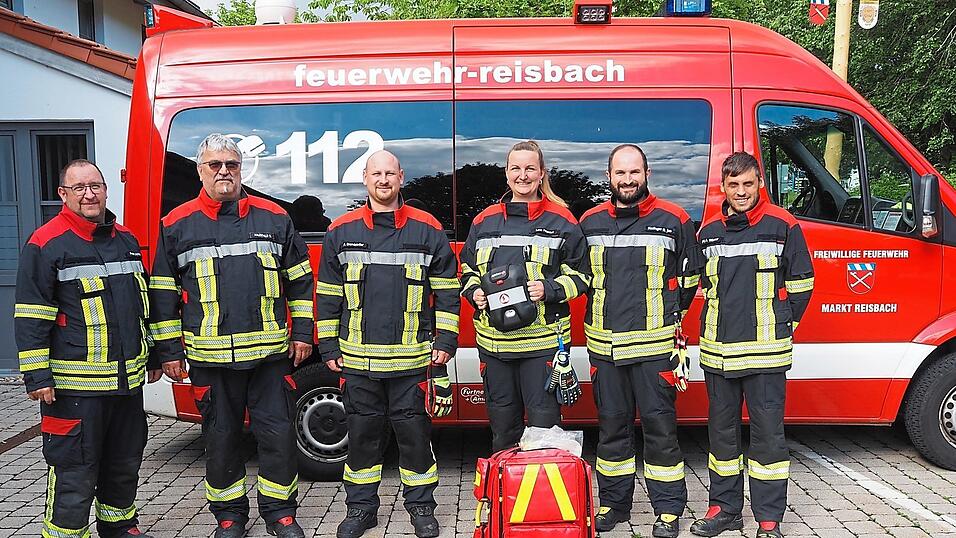Bei der Freiwilligen Feuerwehr Reisbach sind 15 speziell geschulte Kr&auml;fte im Defi-Zubringer-Team.