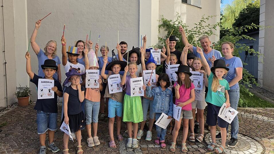 Junge Zauberlehrlinge wurden ausgebildet und erhielten einen Zauberstab und eine Urkunde. Junge Zauberlehrlinge wurden ausgebildet und erhielten einen Zauberstab und eine Urkunde.