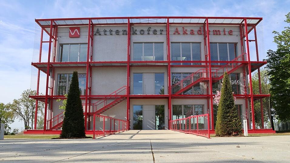 Januar 2026: Die Freistunde hat eine neue Heimat: die Attenkofer Akademie im Süden von Straubing. Herzstück ist die Doku-Schau: In vier Räumen begleitet Clemens Attenkofer, der Gründer des Straubinger Tagblatts, die Besucher auf einer Zeitreise durch die Zeitungs- und Mediengeschichte. Anschließend vertiefen die Redakteure der Freistunde gemeinsam mit den Besuchern das Erlebte in Workshops und Vorträgen. Schüler, Studenten, Lehrkräfte und Interessierte aller Altersgruppen sind herzlich zu einem Besuch eingeladen. Neben der Zeitreise bietet die Akademie auch Platz für viele verschiedene Veranstaltungen. Januar 2026: Die Freistunde hat eine neue Heimat: die Attenkofer Akademie im Süden von Straubing. Herzstück ist die Doku-Schau: In vier Räumen begleitet Clemens Attenkofer, der Gründer des Straubinger Tagblatts, die Besucher auf einer Zeitreise durch die Zeitungs- und Mediengeschichte. Anschließend vertiefen die Redakteure der Freistunde gemeinsam mit den Besuchern das Erlebte in Workshops und Vorträgen. Schüler, Studenten, Lehrkräfte und Interessierte aller Altersgruppen sind herzlich zu einem Besuch eingeladen. Neben der Zeitreise bietet die Akademie auch Platz für viele verschiedene Veranstaltungen.
