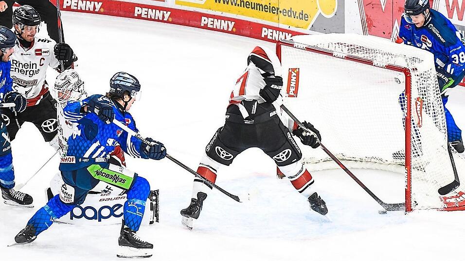 Brady Austin (Kölner Haie) kratzt den Puck kurz vor Ende des ersten Drittels spektakulär von der Linie. Es wäre der wichtige 1:2-Anschlusstreffer für die Straubing Tigers gewesen. Brady Austin (Kölner Haie) kratzt den Puck kurz vor Ende des ersten Drittels spektakulär von der Linie. Es wäre der wichtige 1:2-Anschlusstreffer für die Straubing Tigers gewesen.