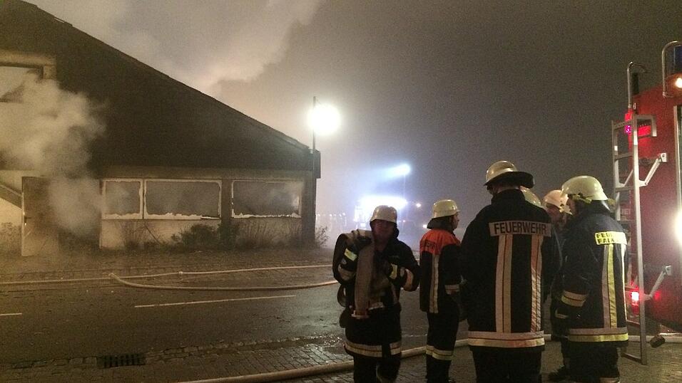 Die Kultdisko Penker in Ascha ist am frühen Mittwochmorgen in Flammen aufgegangen. Die Kultdisko Penker in Ascha ist am frühen Mittwochmorgen in Flammen aufgegangen.