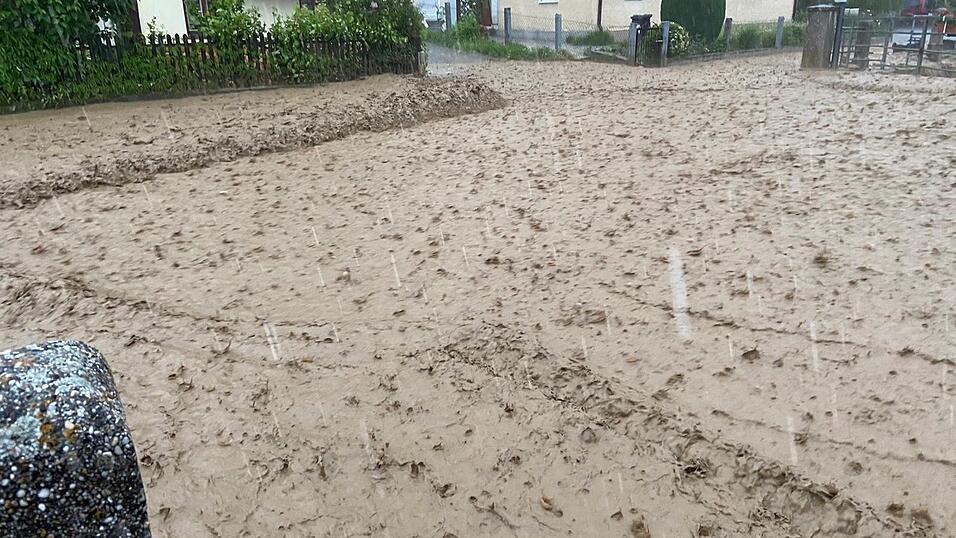 Ein heftiges Unwetter fegte am 9. Juni &uuml;ber Landshut hinweg und bescherte der Feuerwehr zahlreiche Eins&auml;tze.