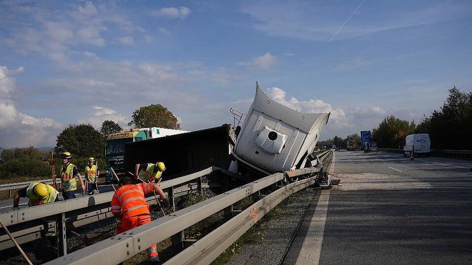 Die geladenen Eisensp&auml;ne verteilten sich quer &uuml;ber die A3, bei der Reinigung half das THW.