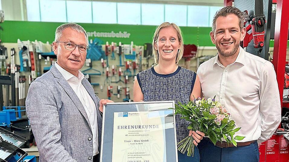 Würdigung des 40-jährigen unternehmerischen Engagements: Monika Würz bekam am Mittwoch von IHK-Geschäftsstellenleiter Richard Brunner (links) und Franz Breu, Vorstandsmitglied des IHK-Gremiums, die Ehrenurkunde überreicht. Würdigung des 40-jährigen unternehmerischen Engagements: Monika Würz bekam am Mittwoch von IHK-Geschäftsstellenleiter Richard Brunner (links) und Franz Breu, Vorstandsmitglied des IHK-Gremiums, die Ehrenurkunde überreicht.